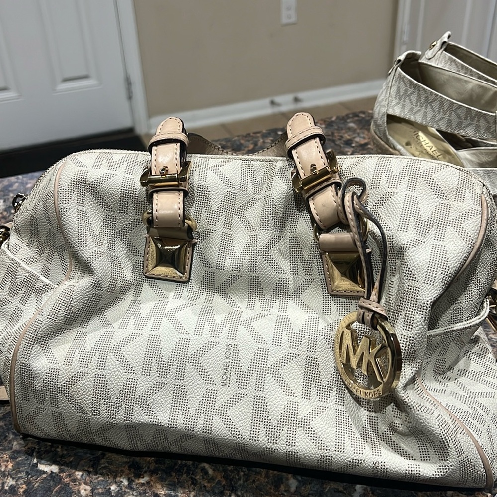Clearing my closet. bag. Michael Kors. Still in very good shape